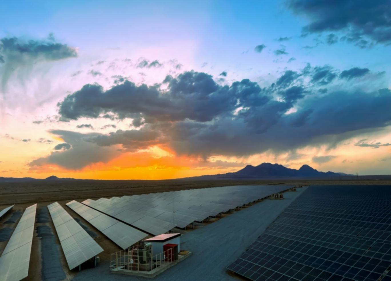 Estudiante trabajando con materiales de estudio sobre energía hidráulica
