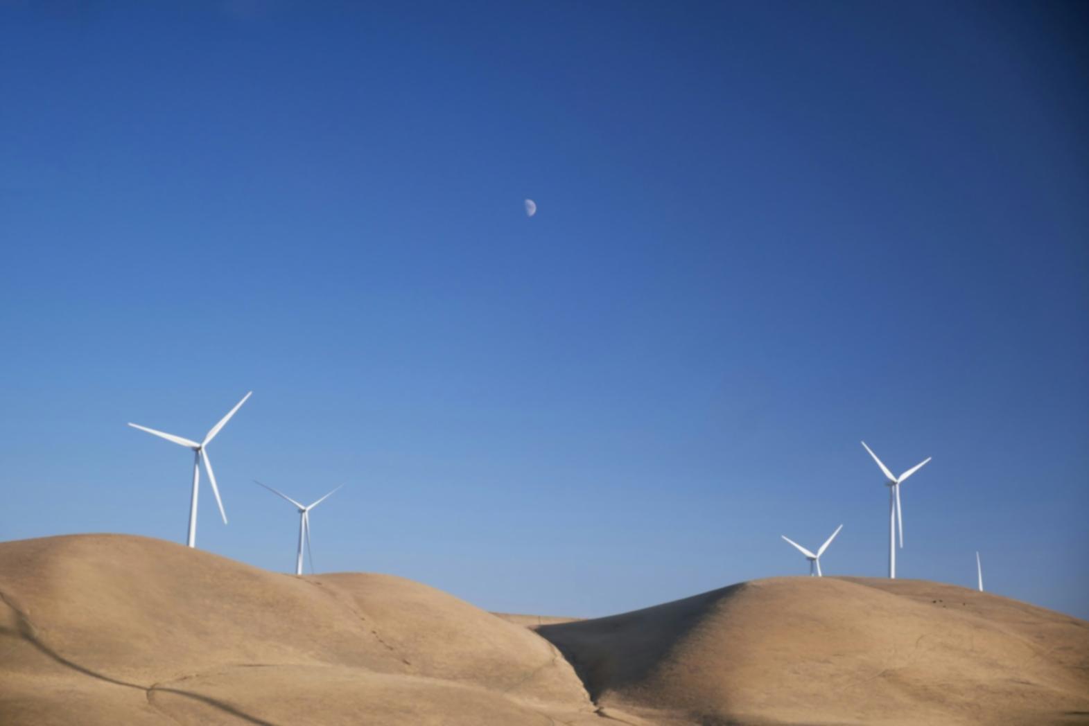 Planta hidroeléctrica y sistema de turbinas