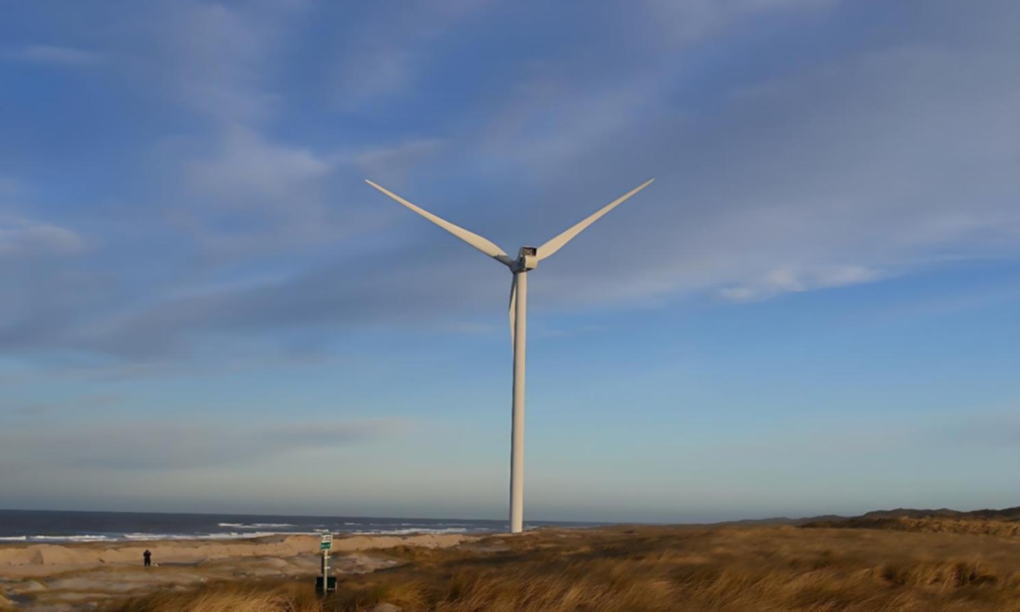 Estudiante revisando materiales técnicos de energía hidráulica en pantalla