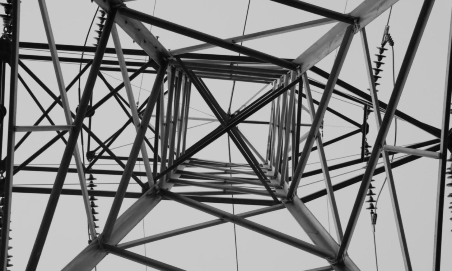 Instructor explicando conceptos técnicos de generación hidroeléctrica en sesión online