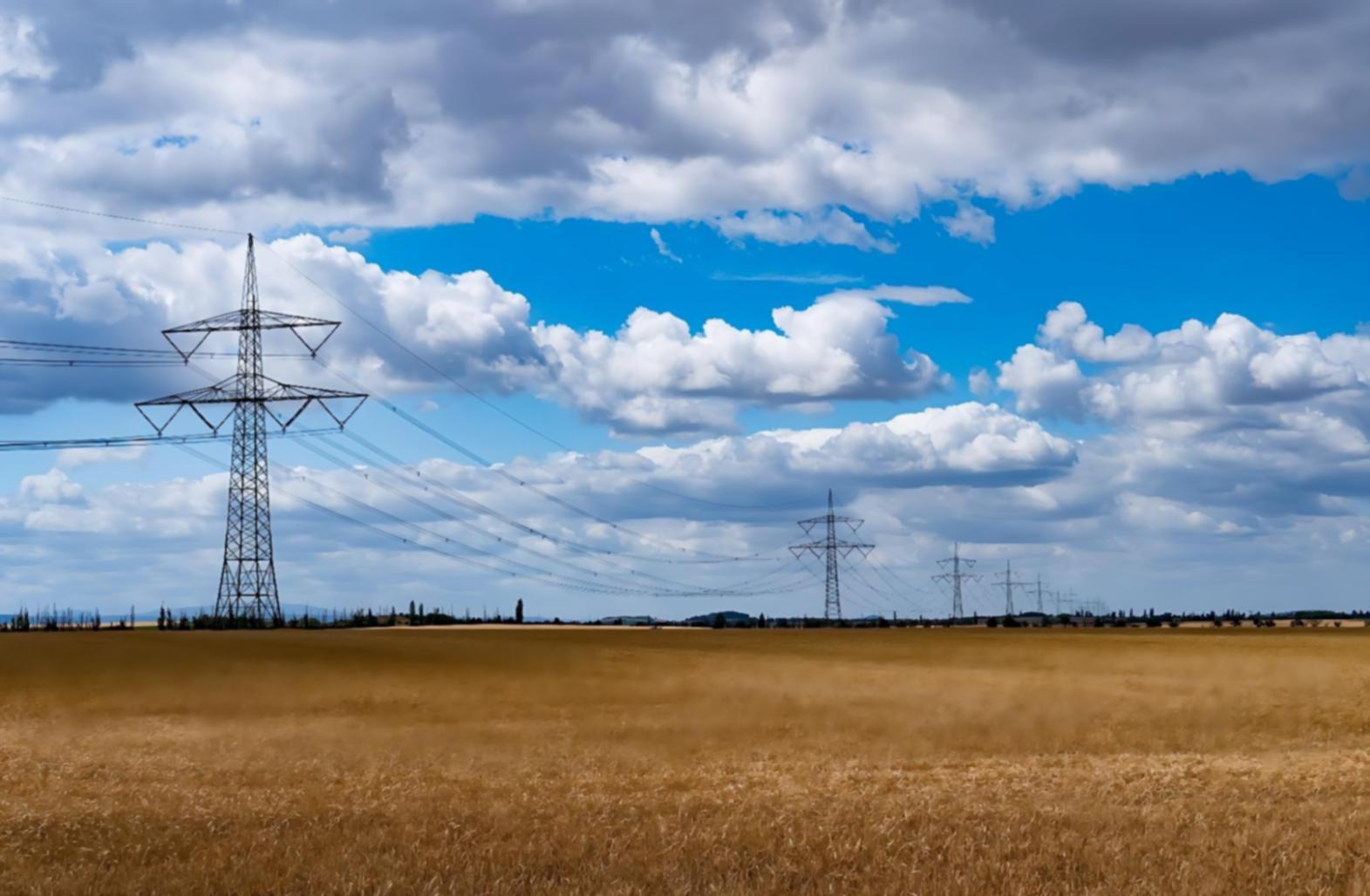Sala de control de central hidroeléctrica con paneles de monitoreo